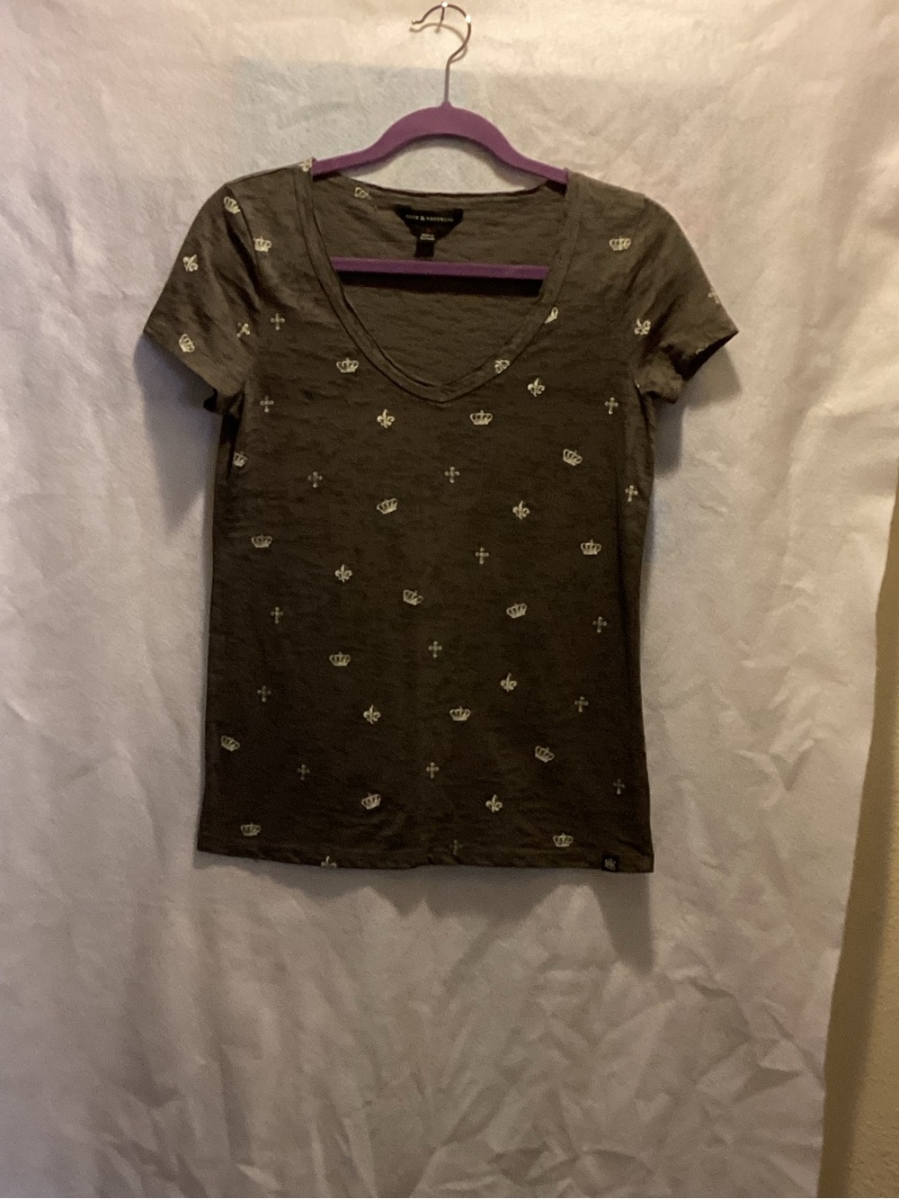 Rock & Republic Gray/ White,V-Neck Short Sleeve Tee with Motif